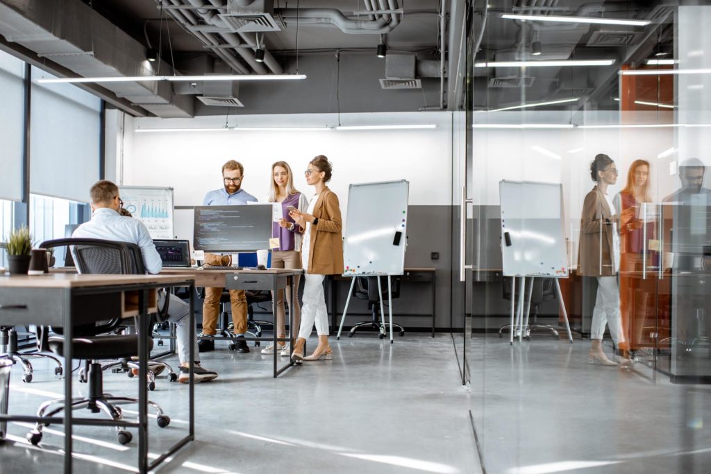 4 personnes travaillant dans un bureau